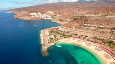 İspanya Gran Canaria adada tam Playa de Amadores bay Beach güzel havadan görünümü.