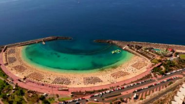 İspanya Gran Canaria adada tam Playa de Amadores bay Beach güzel havadan görünümü.