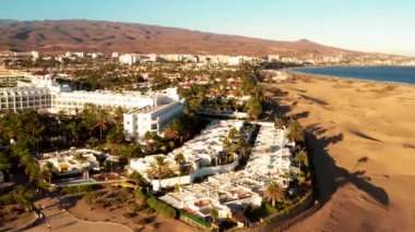 Maspalomas, Gran Canaria - 23 Kasım 2018: Maspalomas tepeleri Riu otel tarafından hava görünümünü akşam.