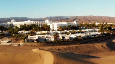Maspalomas, Gran Canaria - 23 Kasım 2018: Maspalomas tepeleri Riu otel tarafından hava görünümünü akşam.