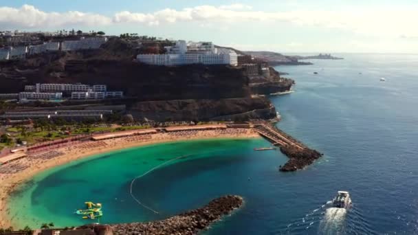 Εναέρια Θέα Την Πλήρη Παραλία Playa Amadores Κόλπων Στο Νησί — Αρχείο Βίντεο