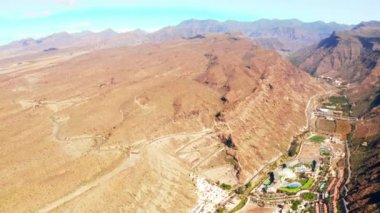 Sahil Gran Canaria ada, İspanya Puerto de Mogan şehrin havadan görünümü.