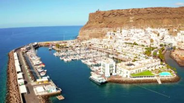Sahil Gran Canaria ada, İspanya Puerto de Mogan şehrin havadan görünümü.