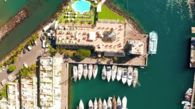Sahil Gran Canaria ada, İspanya Puerto de Mogan şehrin havadan görünümü.