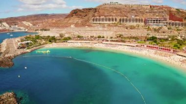 10 Temmuz. 2018 - Amadores beach, Gran Canaria, İspanya: küçük çocuklar ve su bahçesi şehre Amadores plajda oynayan çocuklar