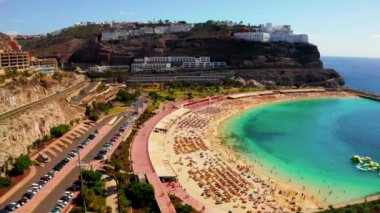 10 Temmuz. 2018 - Amadores beach, Gran Canaria, İspanya: küçük çocuklar ve su bahçesi şehre Amadores plajda oynayan çocuklar