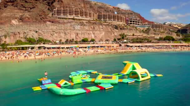 Julio 2018 Playa Amadores Gran Canaria España Niños Pequeños Niños — Vídeo de stock