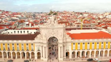 Ünlü Praça do Comercio (Commerce Square) - Lizbon ana müteşekkil havadan görünümü. Güzel Portekiz mimari.