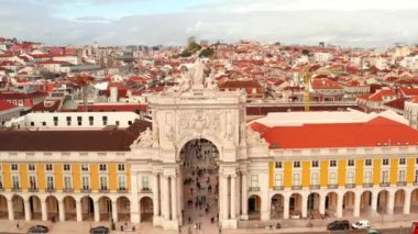 Ünlü Praça do Comercio (Commerce Square) - Lizbon ana müteşekkil havadan görünümü. Güzel Portekiz mimari.