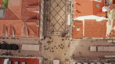 Ünlü Praça do Comercio (Commerce Square) - Lizbon ana müteşekkil havadan görünümü. Güzel Portekiz mimari.