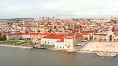 Ünlü Praça do Comercio (Commerce Square) - Lizbon ana müteşekkil havadan görünümü. Güzel Portekiz mimari.