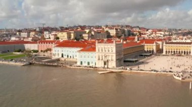 Ünlü Praça do Comercio (Commerce Square) - Lizbon ana müteşekkil havadan görünümü. Güzel Portekiz mimari