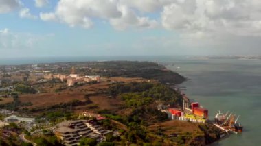 Lizbon, Portekiz. Kutsal İsa'nın Portekizce Santuario de Cristo Rei Katolik anıt ve İsa Mesih'in Kutsal Kalp için adanmış tapınak Kral hava kuş görünümü.