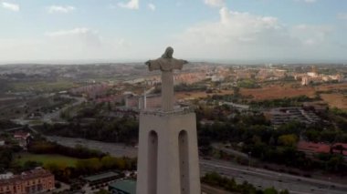 Lizbon, Portekiz. Kutsal İsa'nın Portekizce Santuario de Cristo Rei Katolik anıt ve İsa Mesih'in Kutsal Kalp için adanmış tapınak Kral hava kuş görünümü.