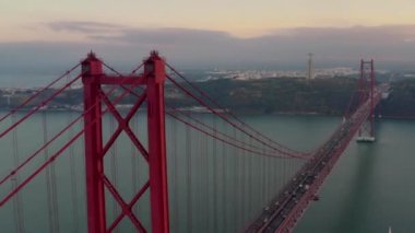 Köprü, rio tejo içinde Lizbon Protugal, 25 de Abril Köprüsü üzerinde 25 Nisan