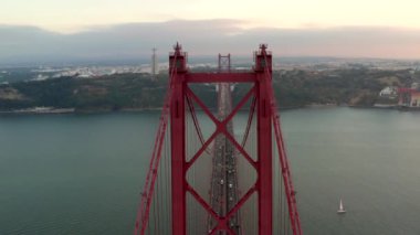 Köprü, rio tejo içinde Lizbon Protugal, 25 de Abril Köprüsü üzerinde 25 Nisan