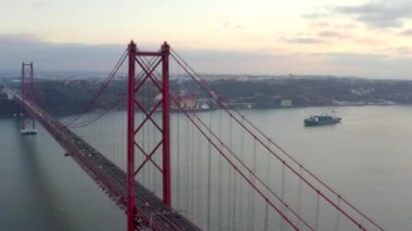 Köprü, rio tejo içinde Lizbon Protugal, 25 de Abril Köprüsü üzerinde 25 Nisan