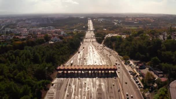 Vista Nocturna Aérea Carretera Tráfico Con Coches Que Pasan Por — Vídeo de stock