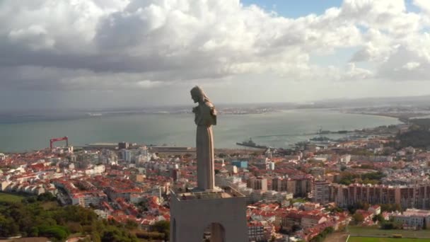里斯本 葡萄牙 在葡萄牙圣图阿里奥 德克里斯上的天主教纪念碑和耶稣基督圣心圣地 基督国王庇护所的鸟鸟观 — 图库视频影像
