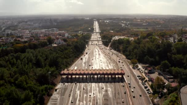 Luftaufnahme Der Verkehrsstraße Mit Autos Die Die Stelle Der Mautpflichtigen — Stockvideo