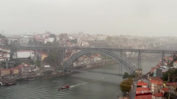 パノラマ空撮は ポルト ポルトガルのルイス ドウロ川に架かる金属アーチ橋での古民家します それは都市の最も人気のある観光名所のシンボル — ストック動画
