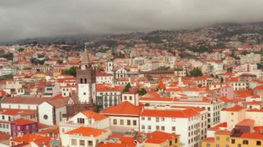 Cityscape Funchal, Madeira, Portekiz. Havadan görünümü. 