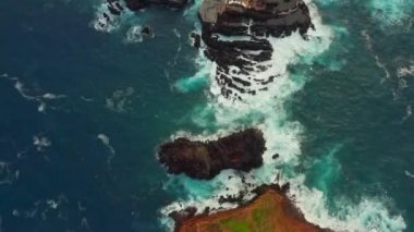 Okyanus ve kayalar Atlantik Okyanusu uzak Island yakınındaki sahil şeridine