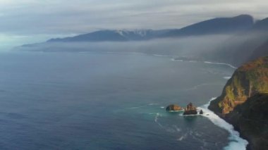 Porto Moniz, Madeira Adası, Portekiz doğal havuzda. Kıyı kayalıklardan isabet büyük okyanus dalgaları.