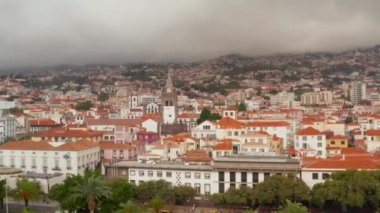 Cityscape Funchal, Madeira, Portekiz. Havadan görünümü. 