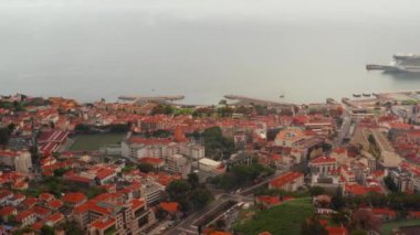 Cityscape Funchal, Madeira, Portekiz. Havadan görünümü. 