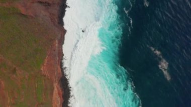 Okyanus ve kayalar Atlantik Okyanusu uzak Island yakınındaki sahil şeridine