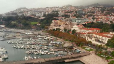 Funchal, Portekiz - 10 Aralık 2016: Büyük lüks beyaz yolcu gemisi Costa Favolosa Seaport Funchal, Madeira Adası, Portekiz