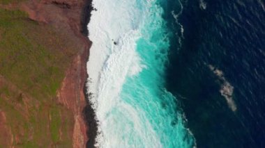 Okyanus ve kayalar Atlantik Okyanusu uzak Island yakınındaki sahil şeridine