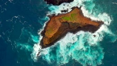 Okyanus ve kayalar Atlantik Okyanusu uzak Island yakınındaki sahil şeridine