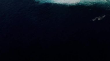 Okyanus ve kayalar Atlantik Okyanusu uzak Island yakınındaki sahil şeridine