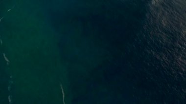 Okyanus ve kayalar Atlantik Okyanusu uzak Island yakınındaki sahil şeridine