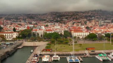 Cityscape Funchal, Madeira, Portekiz. Havadan görünümü. 