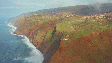 Porto Moniz, Madeira Adası, Portekiz doğal havuzda. Kıyı kayalıklardan isabet büyük okyanus dalgaları.