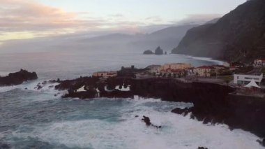 Porto Moniz, Madeira Adası, Portekiz doğal havuzda. Kıyı kayalıklardan isabet büyük okyanus dalgaları.