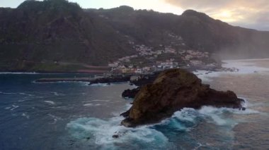 Porto Moniz, Madeira Adası, Portekiz doğal havuzda. Kıyı kayalıklardan isabet büyük okyanus dalgaları.