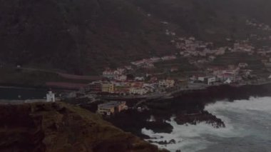Porto Moniz, Madeira Adası, Portekiz doğal havuzda. Kıyı kayalıklardan isabet büyük okyanus dalgaları.