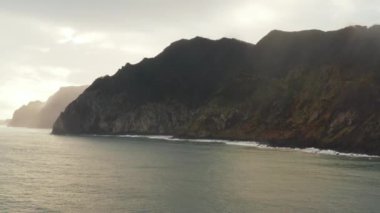 Porto Moniz, Madeira Adası, Portekiz doğal havuzda. Kıyı kayalıklardan isabet büyük okyanus dalgaları.