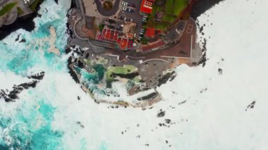 Porto Moniz, Madeira Adası, Portekiz doğal havuzda. Kıyı kayalıklardan isabet büyük okyanus dalgaları.