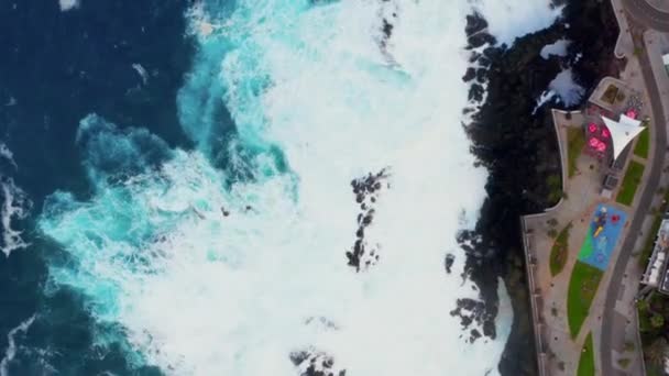 Φυσική Πισίνα Στο Porto Moniz Μαδέρα Πορτογαλία Τεράστιος Ωκεανός Κύματα — Αρχείο Βίντεο