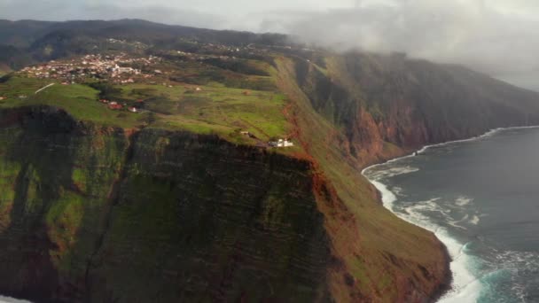 Linha Costeira Com Oceano Rochas Perto Ilha Remota Oceano Atlântico — Vídeo de Stock