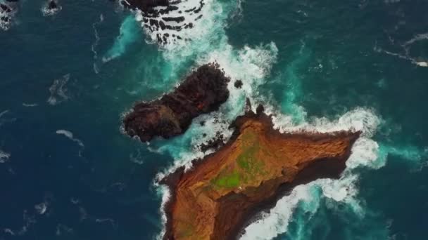 Linha Costeira Com Oceano Rochas Perto Ilha Remota Oceano Atlântico — Vídeo de Stock