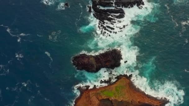Linha Costeira Com Oceano Rochas Perto Ilha Remota Oceano Atlântico — Vídeo de Stock