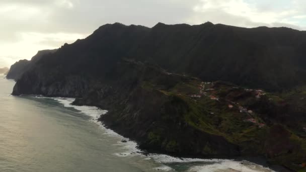 马德拉自然景观与海洋悬崖和小村庄在海岸 — 图库视频影像