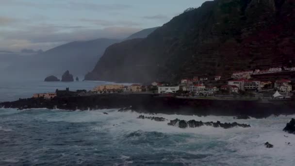 Naturlig Pool Porto Moniz Madeira Portugal Enorma Havsvågor Slår Shore — Stockvideo