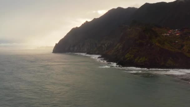 Porto Moniz Madeira Adası Portekiz Doğal Havuzda Kıyı Kayalıklardan Isabet — Stok video